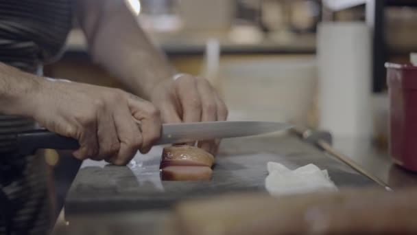 Zavřít Boční Pohled Kuchaře Krájení Potravin Ostrým Nožem Bez Tváře — Stock video