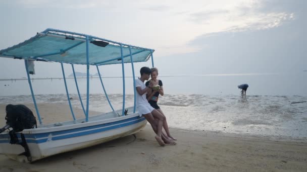Зрелая Белая Женщина Встречается Молодым Тайцем Пляже Межрасовая Пара Пьет — стоковое видео