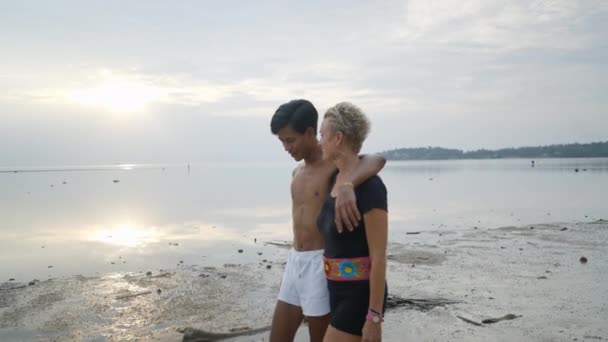 Glückliches Paar Mit Altersunterschied Beim Reden Und Spazierengehen Strand Meer — Stockvideo