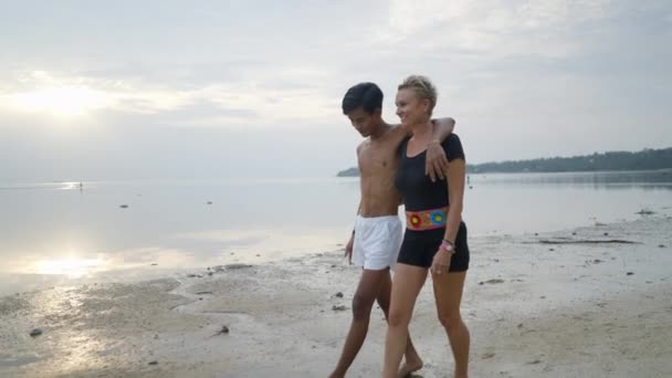 Young Thai Boy Mature Caucasian Woman Couple Walking Together Sea — Video