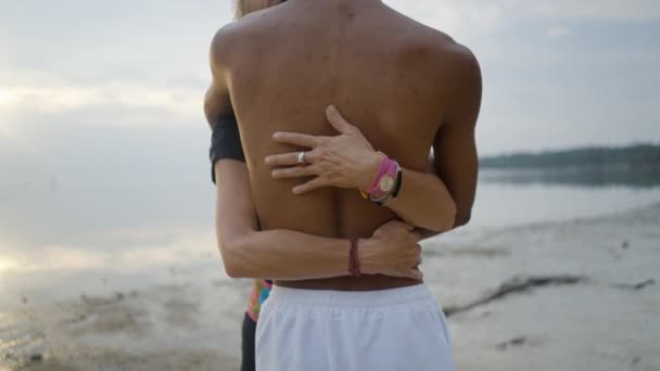 Interracial Couple Age Differences Embrace Kissing Beach Sunset Push Back — Stok video