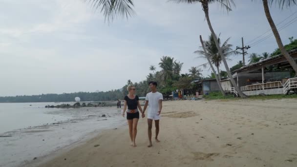 Honeymoon Interracial Couple Walking Holding Hands Tropical Island Beach Sunset — Stock videók
