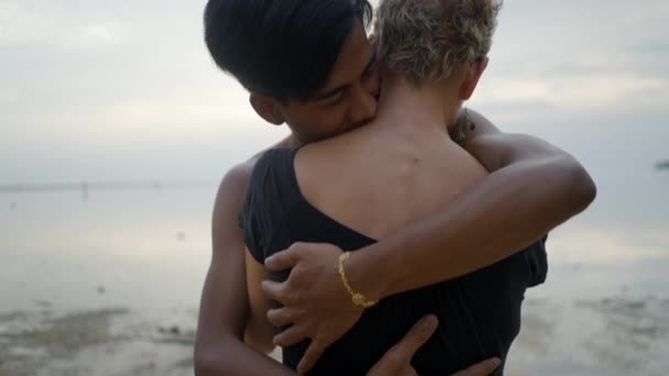 Young Thai Man Embracing Caucasian Elderly Woman Kissing Her Neck — Stok video