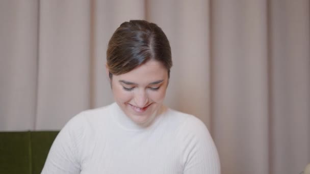 Kadın Tasarımcı Basit Mücevher Kutusunun Yeni Bir Prototipini Sunmaktan Mutluluk — Stok video