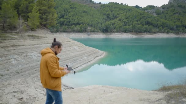 Jovem Prepara Para Voar Drone Por Lago Imóvel Floresta Espanha — Vídeo de Stock