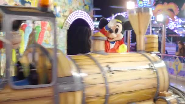 Valencia Funfair Man Mickey Mouse Costume Balloons Welcoming People Riding — ストック動画