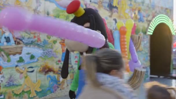 Uomini Pippo Topolino Costumi Intrattenere Bambini Con Palloncini Tren Chu — Video Stock