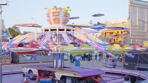 People Masks Enjoy Riding Base Ufo Attraction Carousel Valencia Amusement — Stockvideo