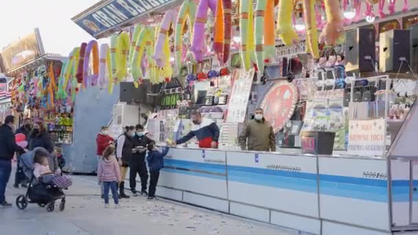 Семья Детьми Защитных Масках Покупает Сувениры Уличном Рынке Валенсии Fair — стоковое видео
