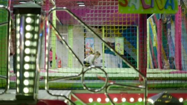 Vzrušující Děti Obličejových Maskách Skákající Trampolíně Atrakce Valencie Funfair Během — Stock video