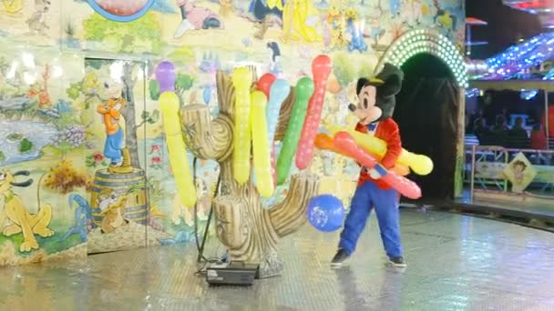 Valencia Kermis Man Mickey Mouse Kostuum Geeft Weg Opgeblazen Ballonnen — Stockvideo