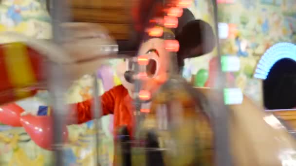 Valencia Funfair Man Mickey Mouse Suit Kicking Visitors Riding Train — 图库视频影像