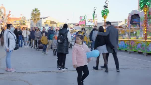 Valencia Vidámpark Gyermekes Családok Védőmaszkot Viselő Csoportjai Együtt Sétálnak Különböző — Stock videók