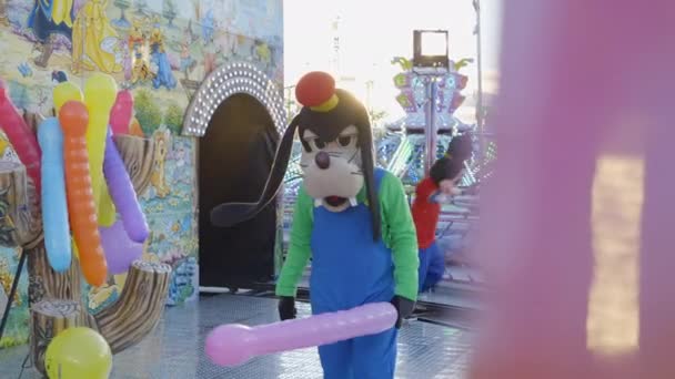 Tren Chu Chu Attraction Funfair Valencia Man Goofy Costumes Entertain — Stockvideo