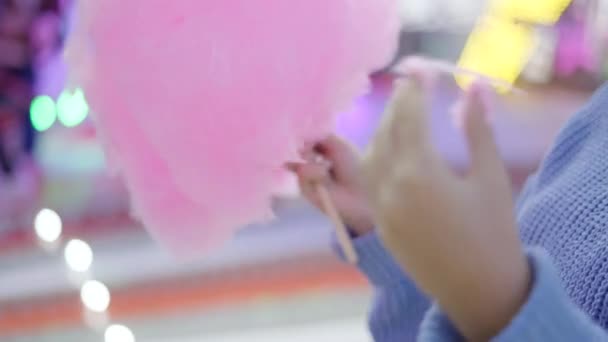 Frauenhände Berühren Klebrige Flauschige Rosa Zuckerwatte Auf Einem Jahrmarkt Nahaufnahme — Stockvideo