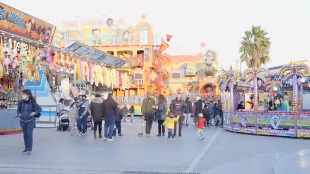 Feria Valencia Familia Con Niños Caminando Con Mascarilla Bajada Público — Vídeo de stock