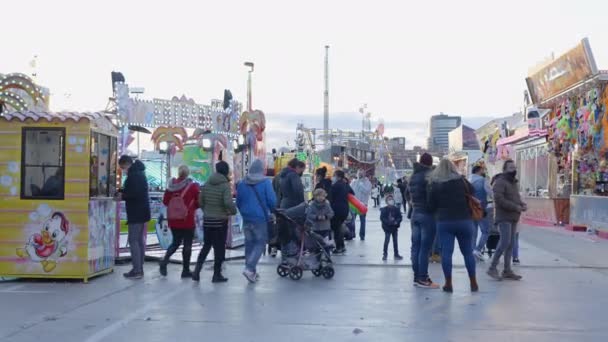 Families Kids Spend Time Valencia Fair Outdoor Amusement Park Buying — Αρχείο Βίντεο