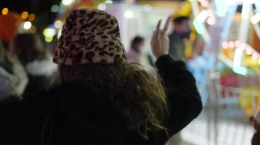 Valencia Lunapark Festivali 'nde gece halk içinde dans eden kadın - yavaş çekim, Coronavirus salgını sırasında maskelerle yürüyen insanlar - 4K Yatay Video