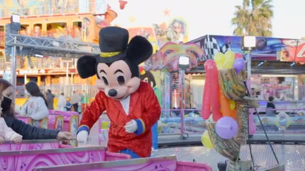 Tren Chu Chu Valencii Muž Mickey Mouse Postava Kostým Sbírat — Stock video