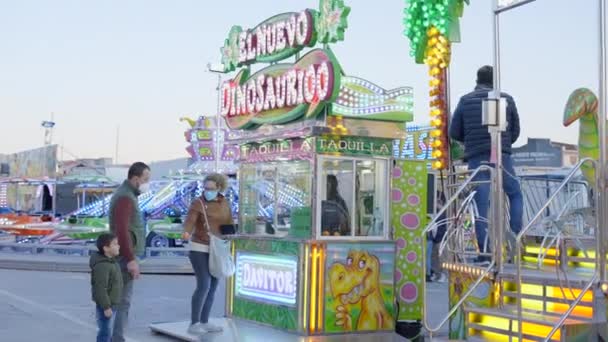 Família Espanhola Com Uma Criança Máscaras Faciais Comprar Bilhetes Para — Vídeo de Stock