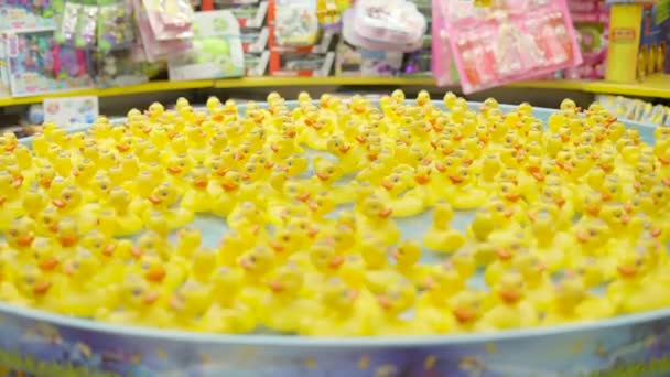 Malé Plastové Žluté Kachničky Hračka Plovoucí Vodě Hračkářství Pro Děti — Stock video