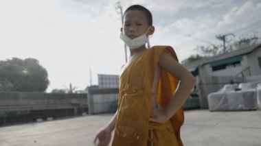 Bangkok kırsalında eğlenen eğlenceli Taylandlı keşişler - el bilgisayarı - 4K Yatay video