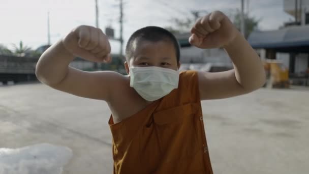 Thai Fatty Young Monk Rasing Hands Showing Funny Face Wearing — 图库视频影像