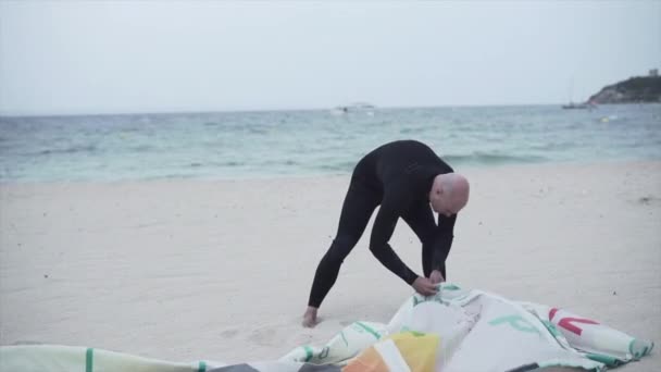 Man Wetsuit Setting His Power Kite Kitesurfing Beach Mallorca Island — ストック動画