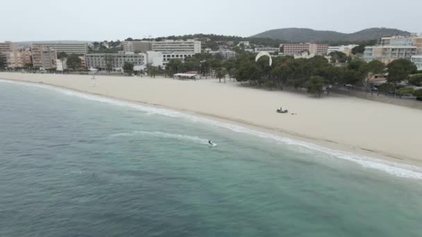 Speeding Kitesurfer White Wave Beach Mallorca Spain Aerial Drone Shot — Αρχείο Βίντεο