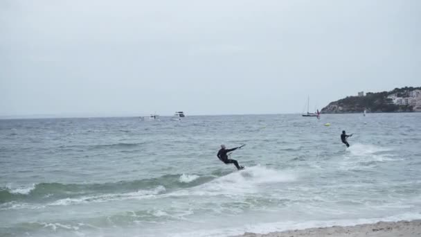Gente Practicando Kitesurf Playa Isla Mallorca Tiro Aéreo Con Drones — Vídeos de Stock