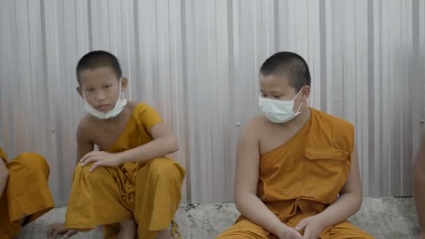 Amistosos Monjes Jóvenes Con Máscaras Protectoras Descansando Junto Valla Calle — Vídeo de stock