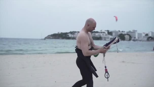 Masculine Man Beach Preparing Kite String Kitesurfing Mallorca Spain Tracking — стоковое видео