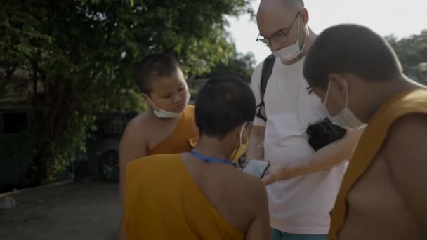 European Photographer Facemask Showing Pictures Young Thai Monks Bangkok Street — Vídeo de Stock