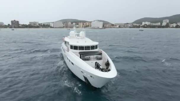 Aerial View Superyacht Anchored Ocean Beach Resort Hotels Background Mallorca — Αρχείο Βίντεο