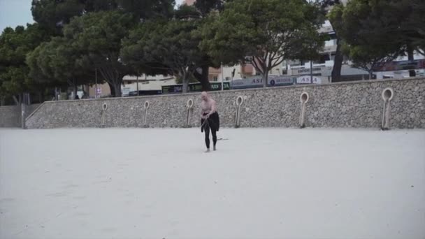 Shirtless Man Smiles Camera While Untangling Kite Lines Beach Kitesurfing — Vídeo de Stock