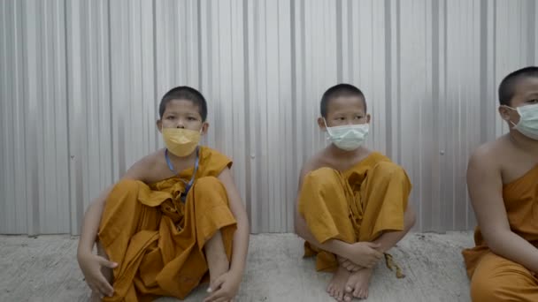 Bangkok Monges Jovens Máscaras Faciais Descansando Pela Cerca Horizontal Vídeo — Vídeo de Stock