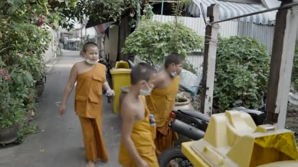 Grupo Jóvenes Monjes Adolescentes Que Divierten Tratando Montar Una Moto — Vídeo de stock