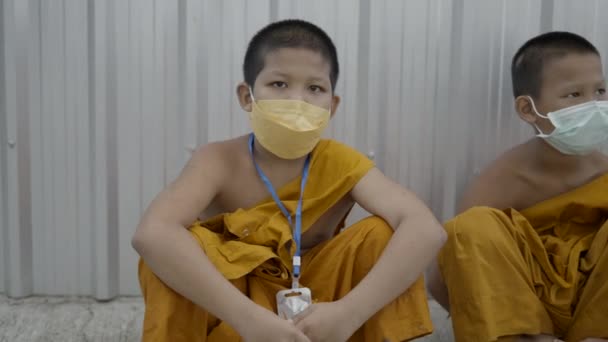 Group Children Thailand Wearing Monk Clothes Respiratory Face Masks Resting — Stok video