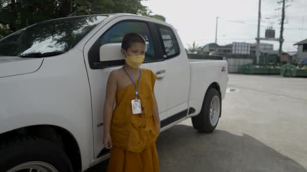 Poor Young Thai Monks Orange Robes Walking Modern Road Car — Video Stock