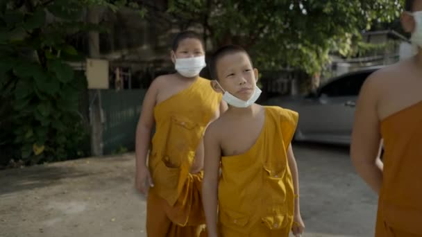 Junge Mönche Mit Atemmasken Auf Der Straße Bangkok Zeitlupe Horizontalvideo — Stockvideo