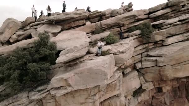 Casal Cineasta Espanhol Filmando Tiro Natureza Para Suas Mídias Sociais — Vídeo de Stock