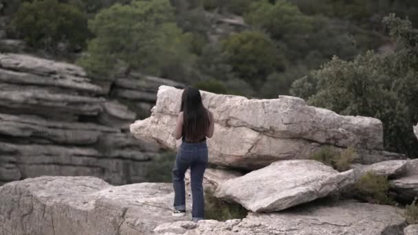 Beautiful Colombian Girl Walking Cliff Taking Picture Her Phone Horizontal — Stockvideo