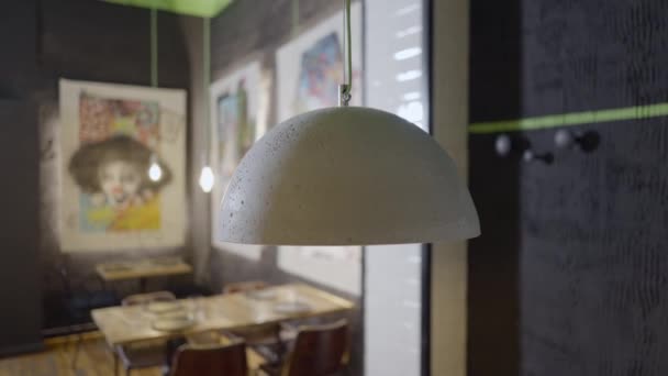 Zamknij Patelnię Okrągłej Białej Lampy Wiszącej Nad Stołem Pustej Restauracji — Wideo stockowe