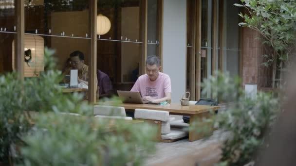 Japon Erkekleri Spa Restoranında Bir Adamın Laptopuyla Çalışırken Diğerinin Gündüz — Stok video