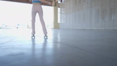 Paten kayan kız bacaklarının yer görüntüsü - 4K Yatay video