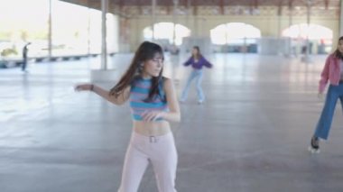 Açık havada paten kayan kızların Slomo çekimi - 4K Yatay video