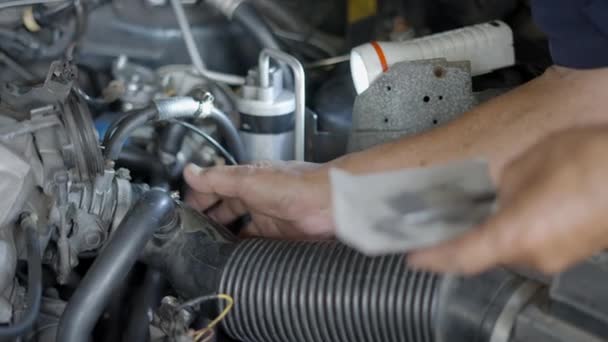 Hands Auto Mechanic Using Epoxy Resin Fix Leak Radiator Hose — Vídeo de Stock