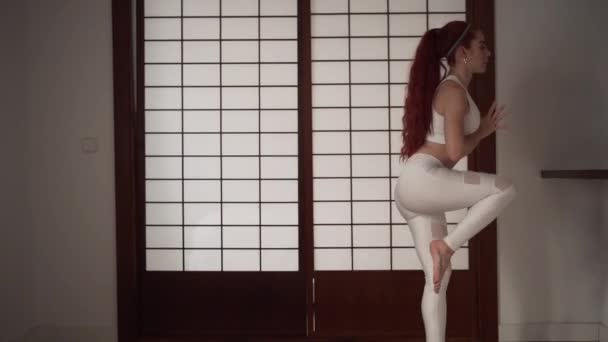 Yoga Teacher Different Pose Demonstration Horizontal Video — Videoclip de stoc