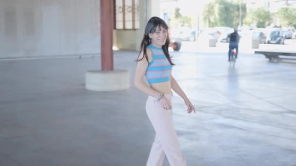 Happy Young Women Colorful Clothes Roller Skate Outdoors Slomo Horizontal — Vídeo de stock