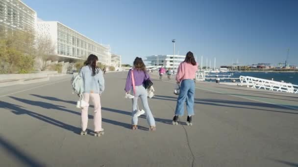 Three Girls Roller Skate Harbor Sunlight Slomo Horizontal Video — Αρχείο Βίντεο